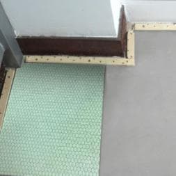 Lay the carpet underlay in the groove of the tack strip Lay the carpet underlay in the groove of the tack strip